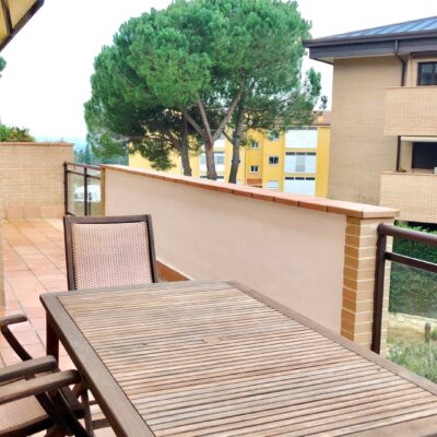 Piso de alquiler de dos habitaciones con una terraza de 21m2 en el Mirador de Montjuic